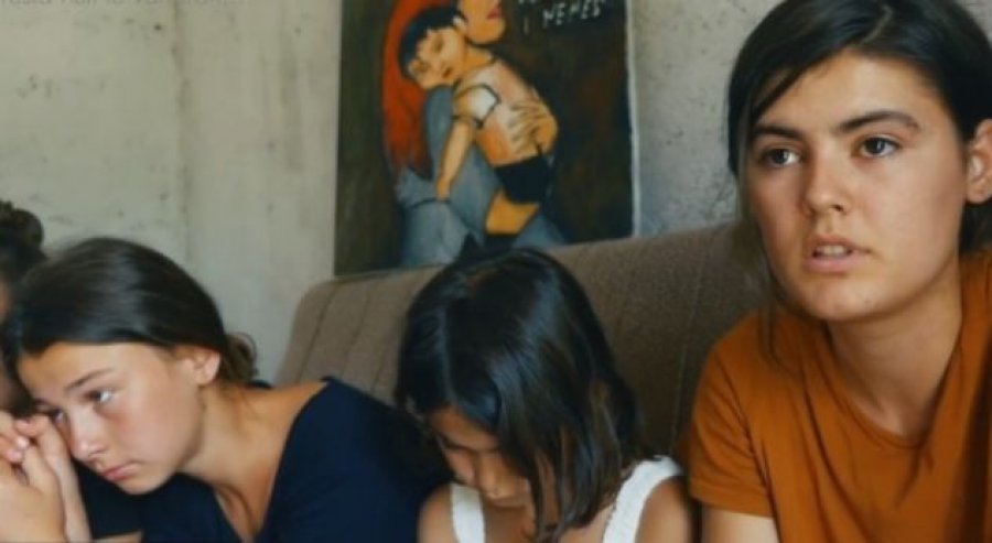 FOTO/ Nënën ja vrau babai, 6 jetimët apel shtetit në ditën e parë të shkollës