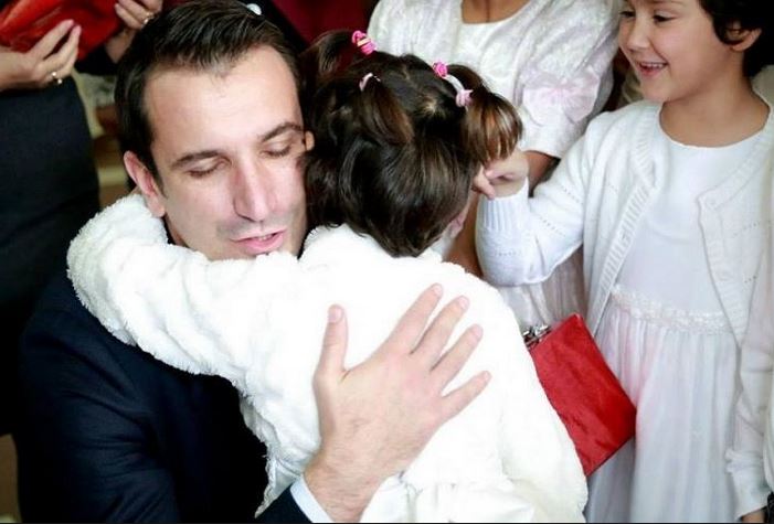 FOTO/Denoncimi: Ja si mësuesit u mësojnë fëmijëve të shkruajnë për Veliajn