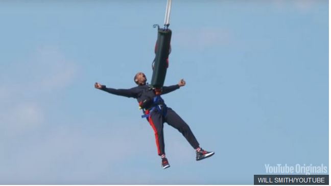 Pamje të ‘çmendura’ të aktorit të njohur, hidhet nga helikopteri për ditëlindjen e 50-të