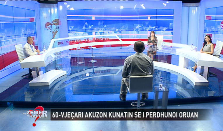 “Kunati më përdhunoi gruan”/ Vëlla e motër përplasen në studio