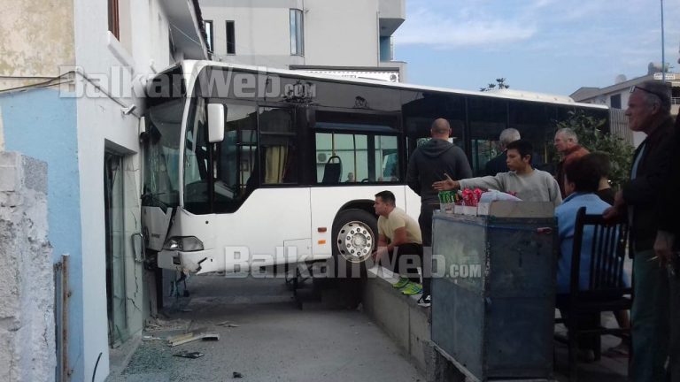 Tirane, autobusi del nga rruga dhe merr perpara njerezit ne trotuar