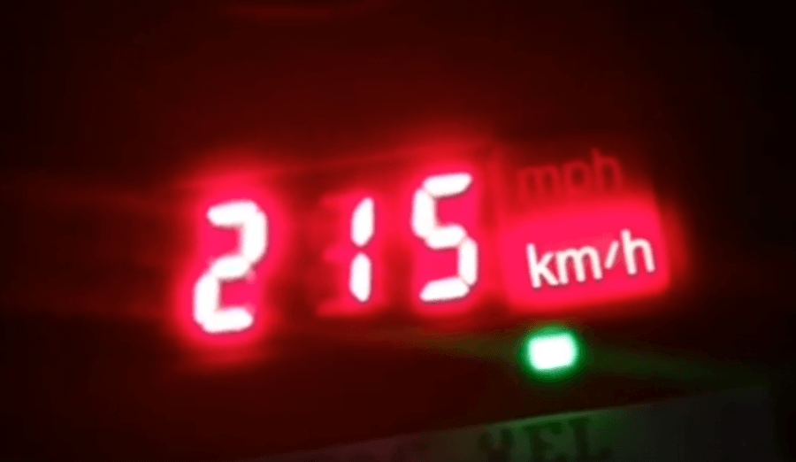 VIDEO/ “Shpejtësia është si thika të ndan në dysh”, policia ndalon shoferin me 215 km/orë