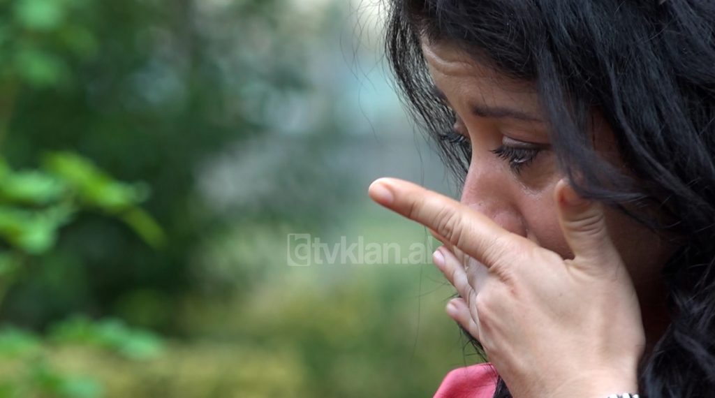 VIDEO/Braktisi të bijën, e ëma refuzon të pajtohet: Hiqe kamerën të lutem