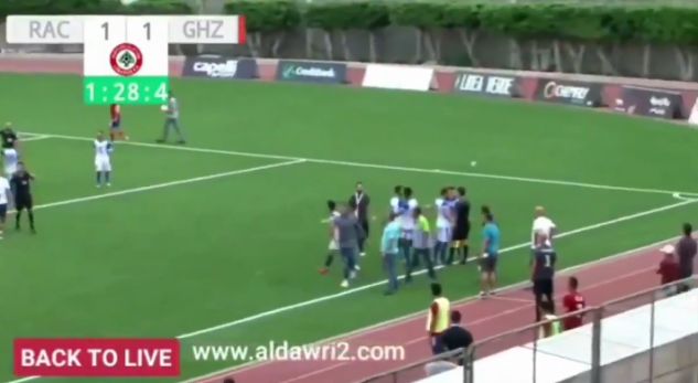 VIDEO/ Çmenduri, penallti në minutat e fundit, trajnerët futen në fushë dhe përleshen