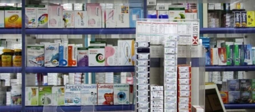 SKANDAL/ Ilaçet në farmacinë e shtetit në QSUT janë të skaduara