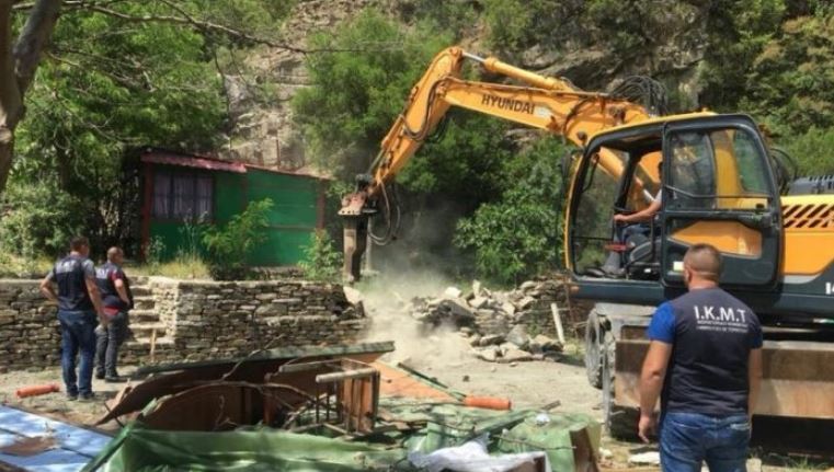 IKMT prish 16 ndërtesa te “Syri i Kaltër”, banorët kundërshtojnë: I kemi me lejë