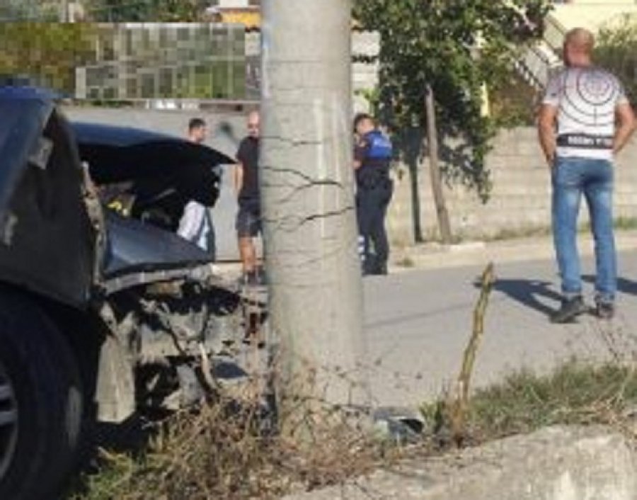 FOTO/ Makina përplaset me shtyllën në Kombinat, lë lagjen pa drita