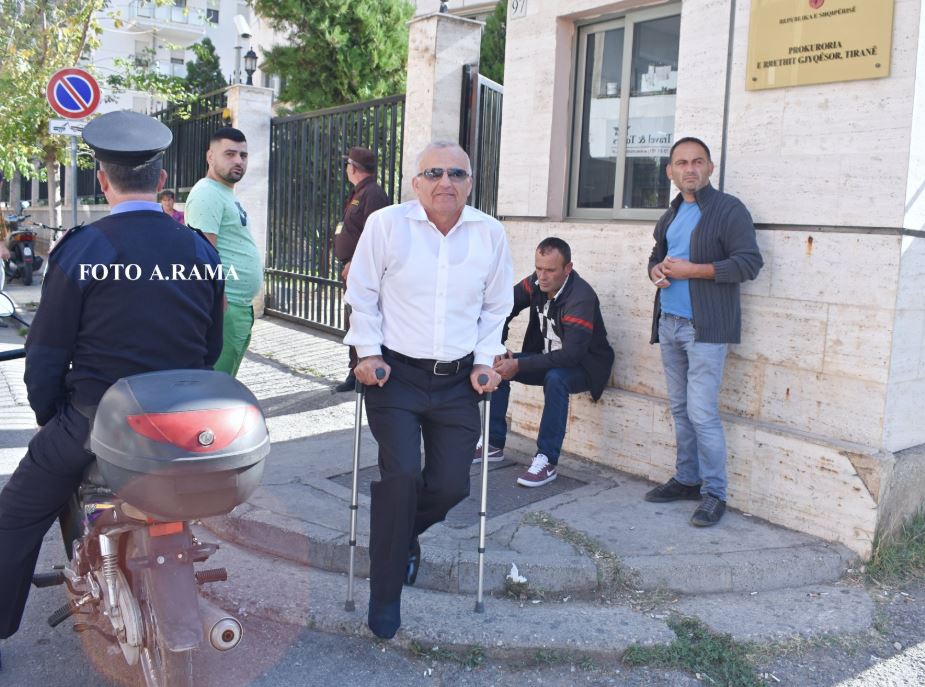 FOTO/Me paterica e me këmbë të thyer, deputeti Rrahman Rraja në Prokurori