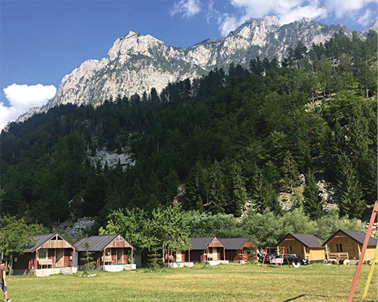 Bujtinat në Valbonë mbyllin aktivitetin, shkak përfshirja në TVSH