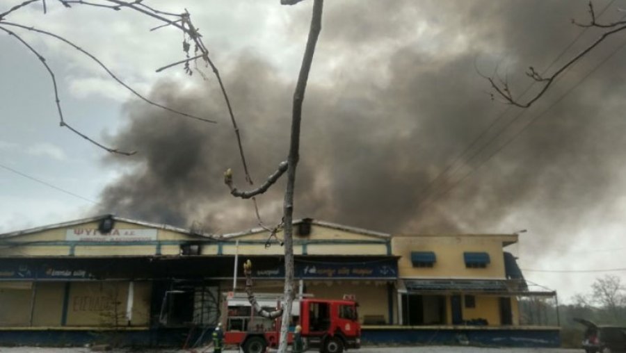 LAJMI I FUNDIT/ Fier, digjet nga zjarri magazina në Zharrëz