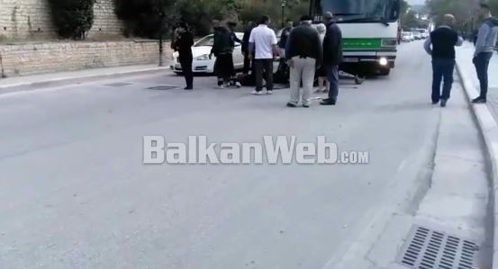 VIDEO/Autobusi përplas motorin në Berat, dërgohen në spital çifti i të moshuarve