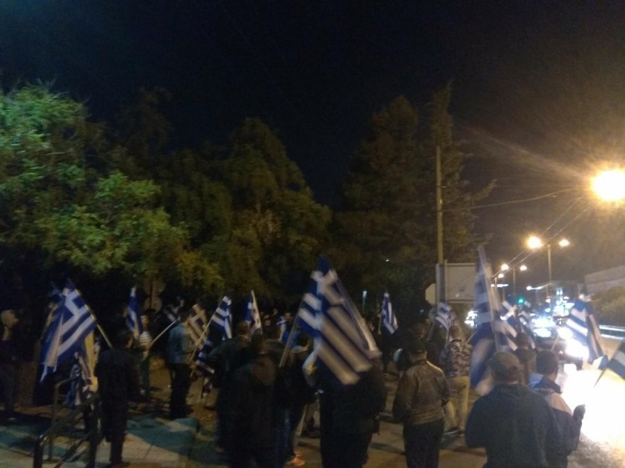 VIDEO/ ‘Vritini qentë shqiptarë’! Protestuesit grekë shpërthejnë në racizëm