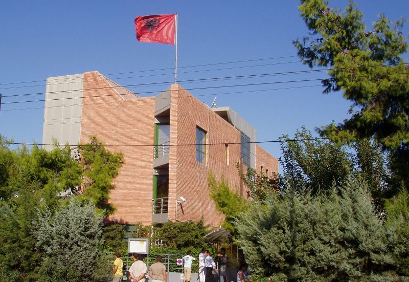 Alarm për bombë në ambasadën shqiptare në Greqi