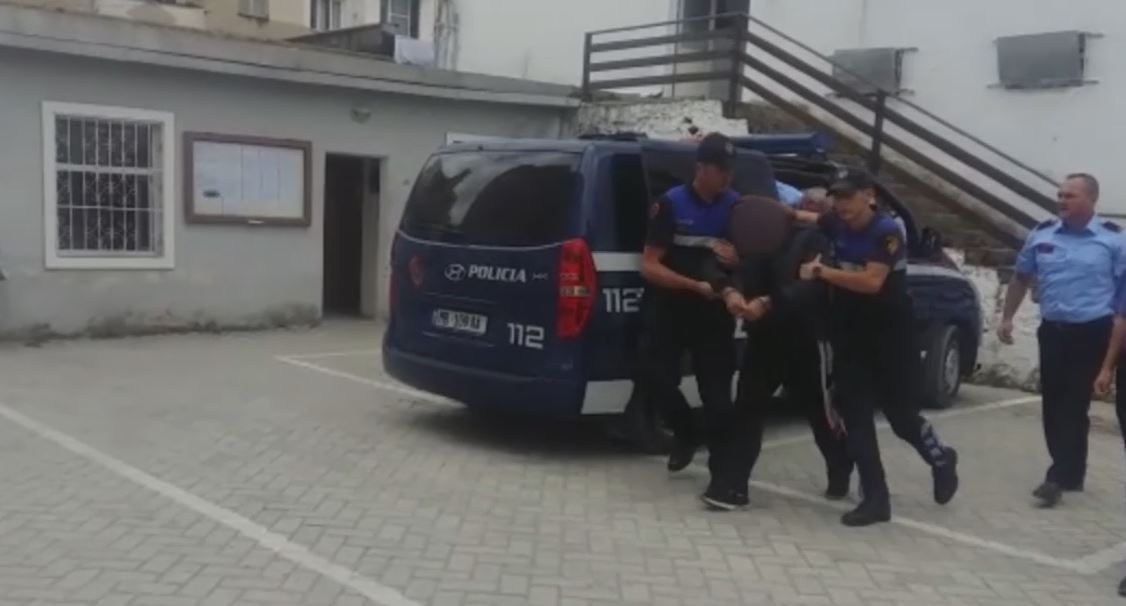 Cërrik, u plagosën me armë zjarri në berberhane dy persona, dy në pranga