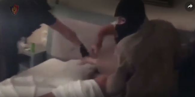 I shtrirë dhe lakuriq në dhomën e hotelit, dalin pamjet e arrestimit të Arkimed Lushës, Stresit