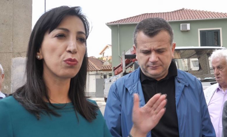 FOTO/Salianji denoncoi udhëtimet me trafikantin e drogës, deputetja socialiste ‘shpëton’ Ballën