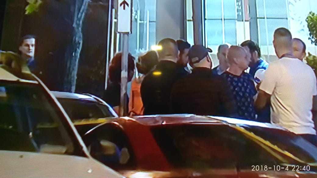 LAJMI I FUNDIT/JA KUSH ËSHTË VIKTIMA E MASAKRËS SONTE NË BLLOK (Jo zyrtare)