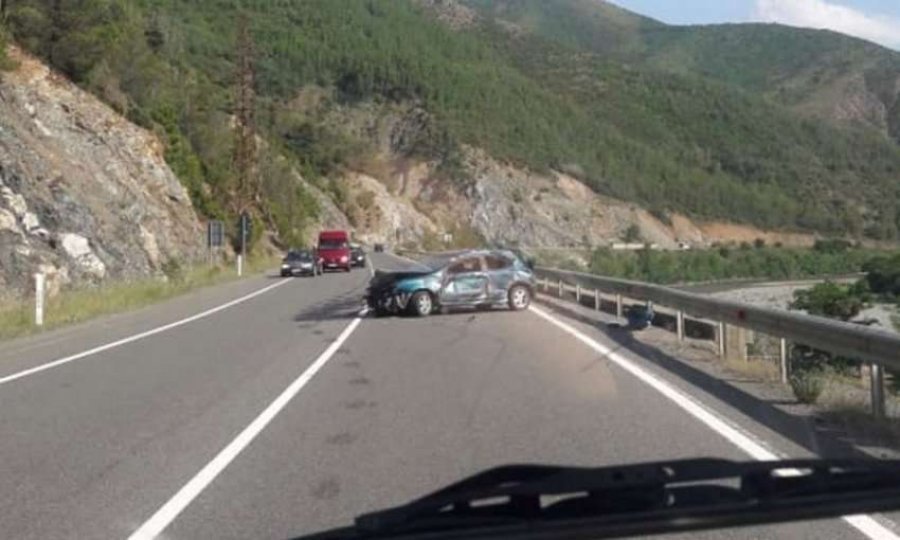 Makina përplaset me bordurën, 2 të plagosur në Librazhd