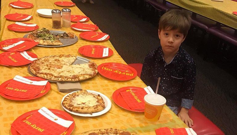 Fytyra e djalit që nuk i erdhën shokët në festë pushton internetin