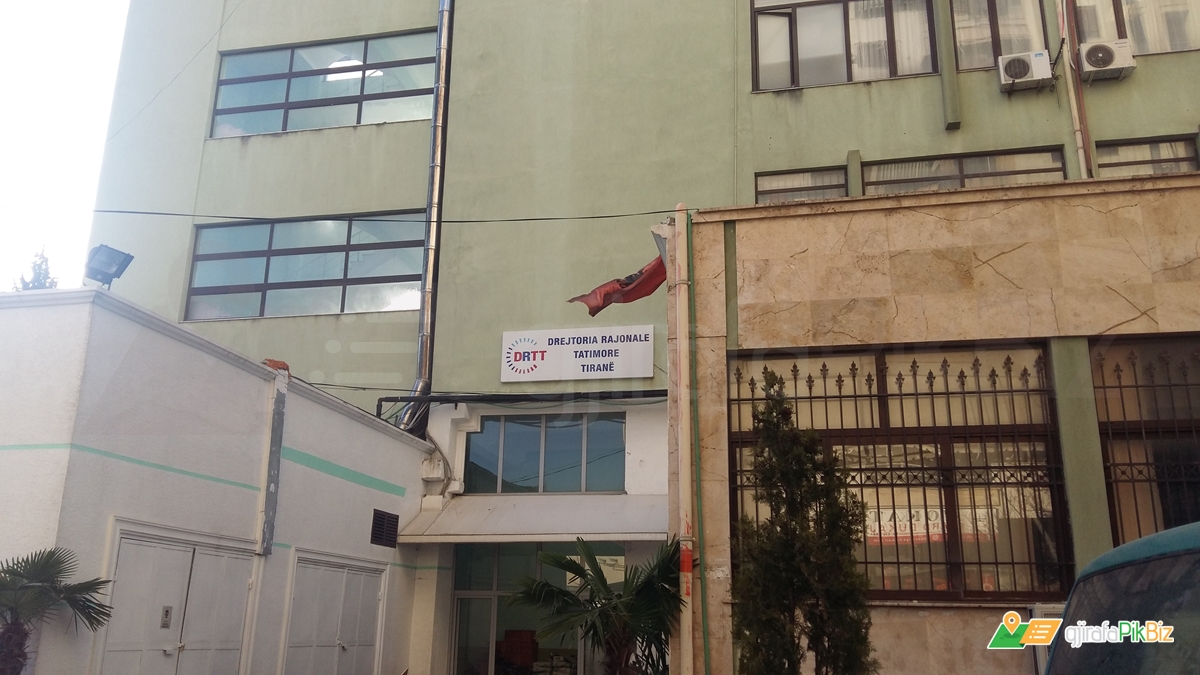 FOTO/Zyrtari i arrestuar i tatimeve, mik me kryeministrin Rama