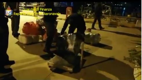 Gjysmë ton droge e kapur në Itali, policia jep detajet: Vlonjatët hodhën ngarkesën në det