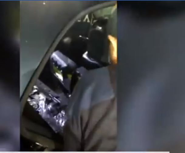 VIDEO/Fshehu 2 pako me kokainë në baterinë e makinës, arrestohet 46-vjeçari