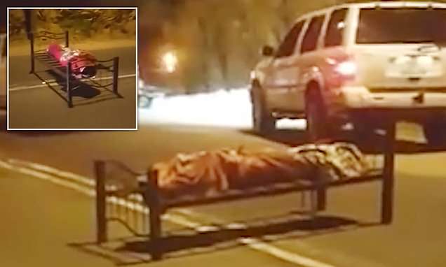 VIDEO/ E rëndë, emigranti gjendet i vdekur në rrugë, i lidhur pas një krevati