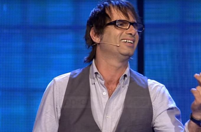 Aktori i njohur i humorit rikthehet në Shqipëri, ja ku do e shohim së shpejti