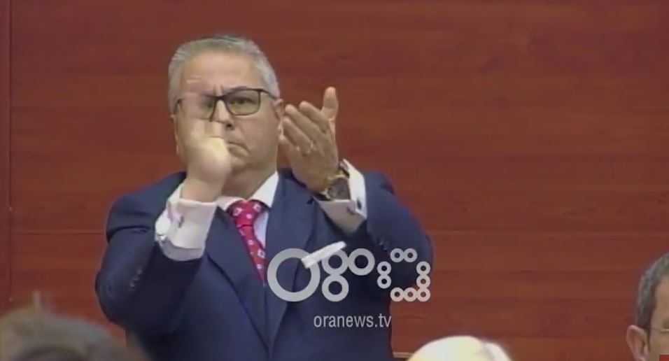 VIDEO/Qeshën me Braçen, Fino revoltohet me deputetët: Bëni detyrën, Luli dhe Saliu ju kanë akuzuar…