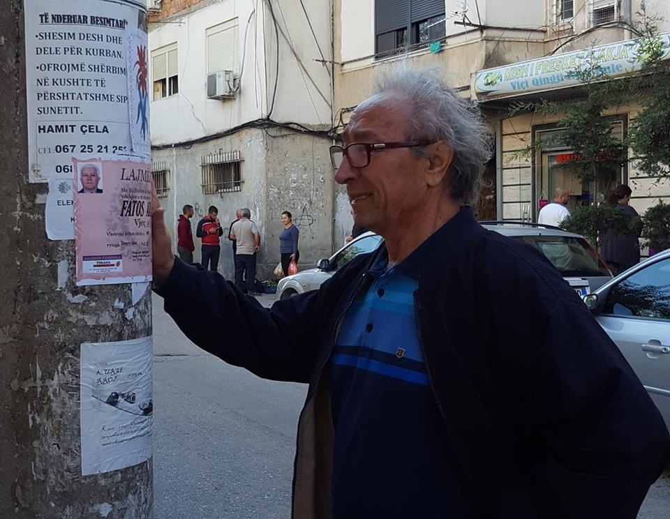 FOTO-LAJM/Momenti kur Xhevahir Spahiu mëson vdekjen e mikut të tij, poetit Fatos Arapit