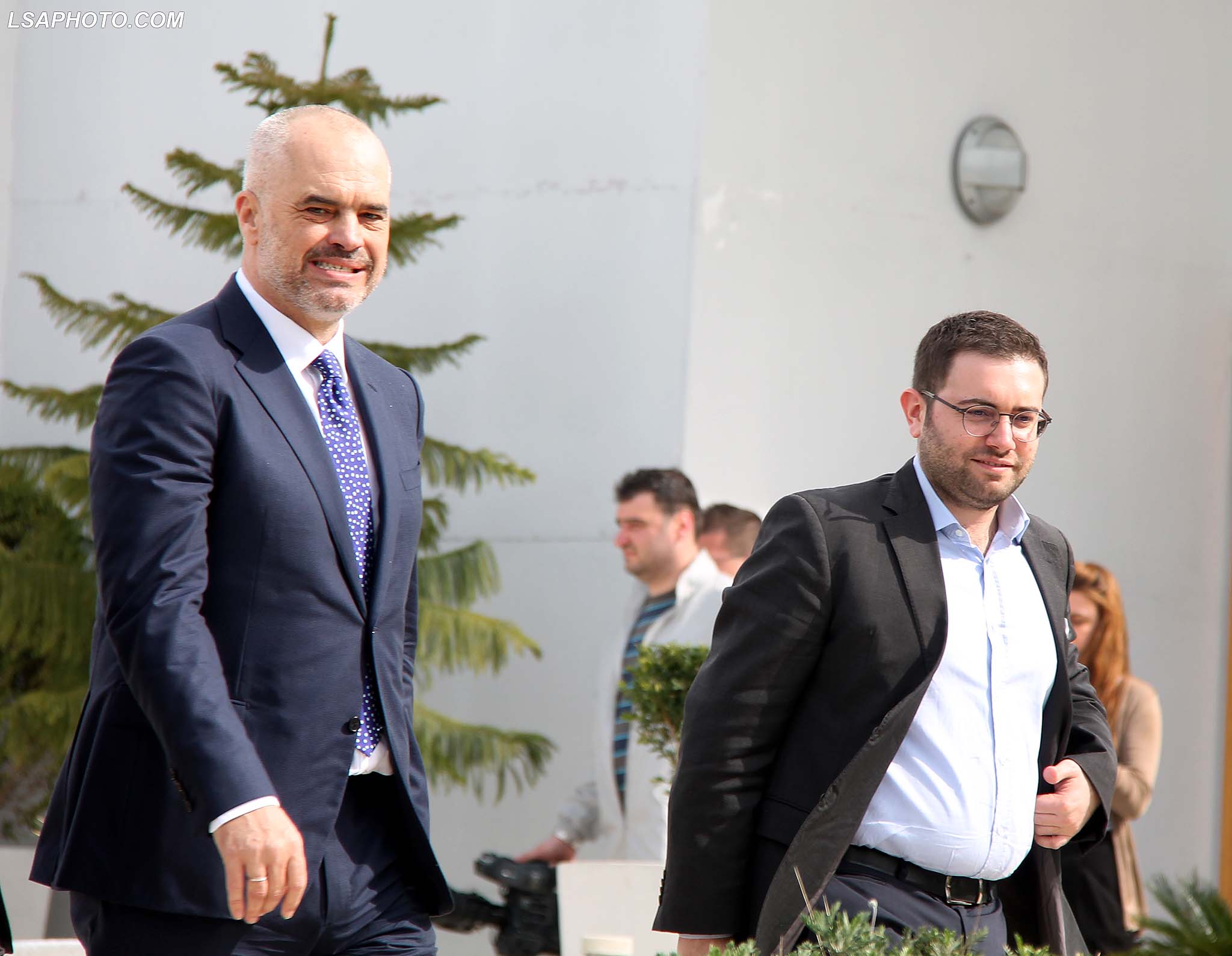 Denoncimi/ Bizneset e Endri Fugës pushtojnë sheshin publik