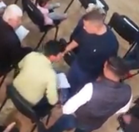 VIDEO/Militantët e Erion Veliajt godasin gazetarin: Nuk kishte teser partie