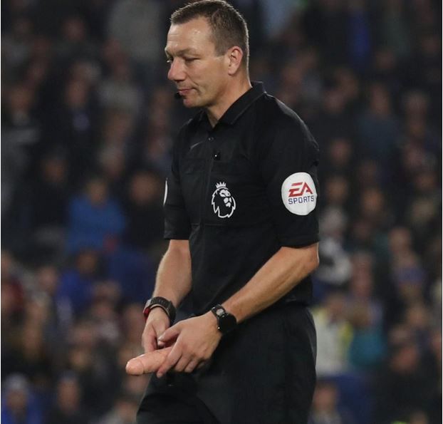 FOTO/Ndërpritet ndeshja në Angli, arbitrit ‘i dalin të gjitha’ sheshit