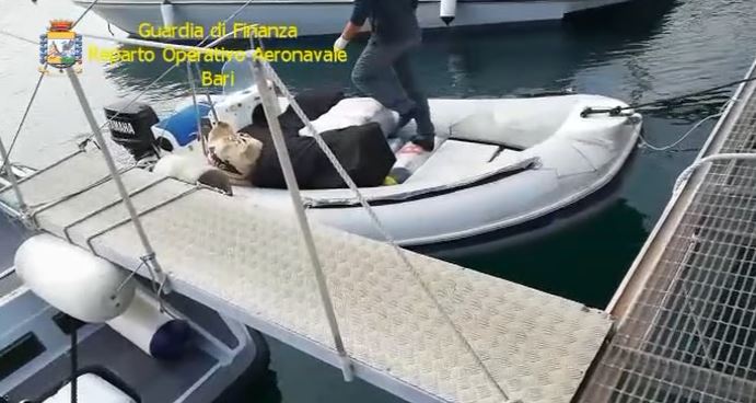 Itali, kapet gomonia me 3 milionë euro drogë, arrestohen dy shqiptarë