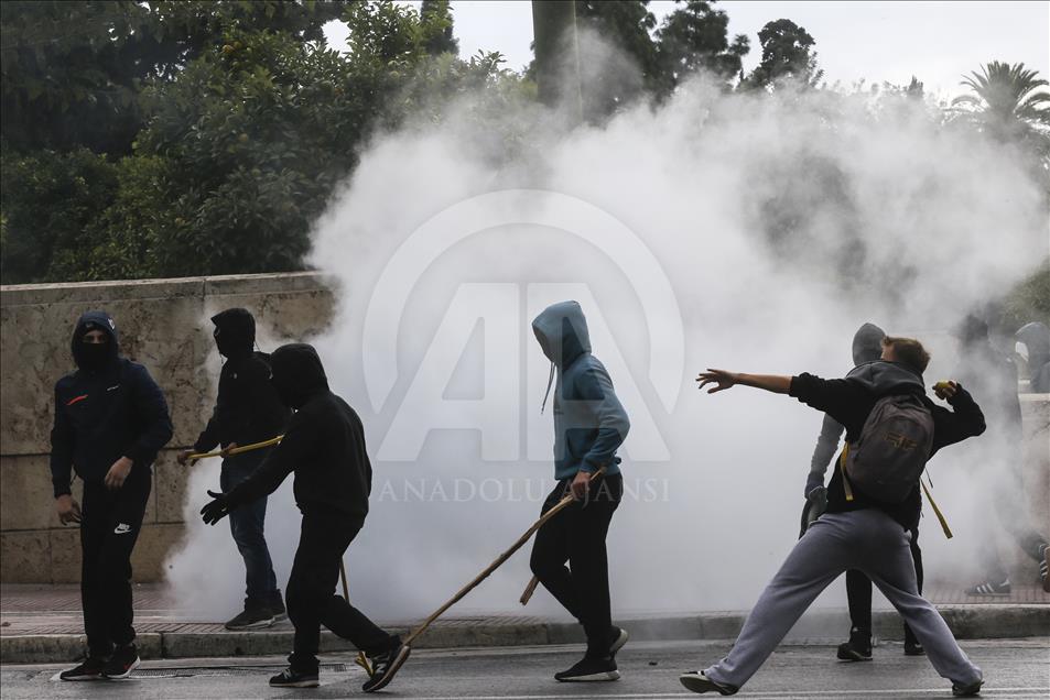 Protesta në rrugët e Athinës, policia përleshet me nxënësit