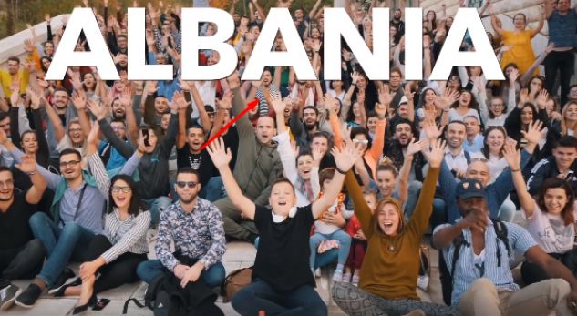 VIDEO/Blogeri më i famshëm në botë viziton Shqipërinë, ky detaj e ‘lë pa fjalë’