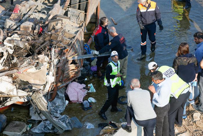 Tragjedi në Turqi, kamioni plot njerëz bie në humnerë