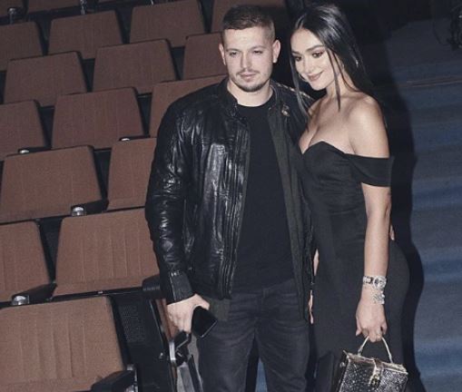 FOTO/Çifti i këngëtarëve të njohur festojnë 2 vjetorin e dashurisë së tyre