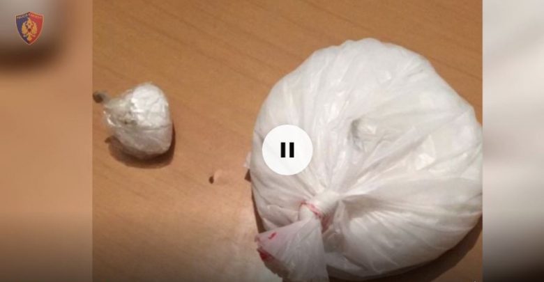 VIDEO/Me dy qese kokainë në makinë, arrestohet i riu në Lushnjë