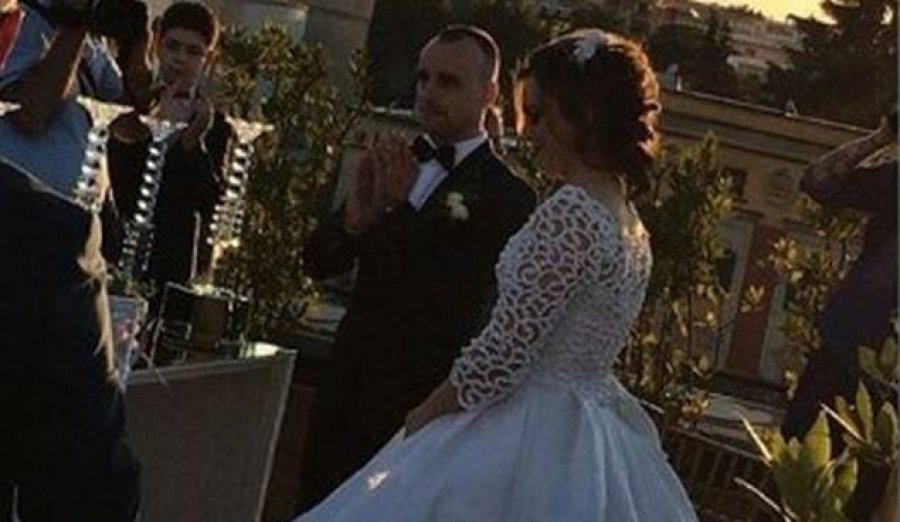 FOTO/ Martohet këngëtari shqiptar, fitues i spektaklit të njohur