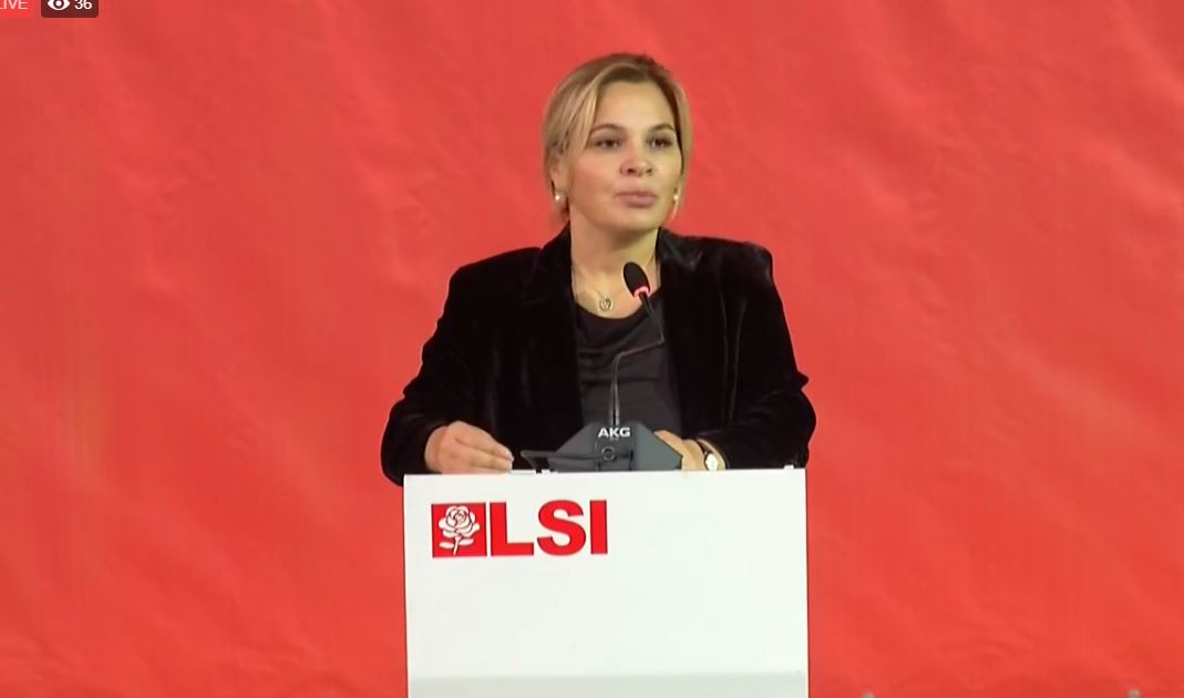 VIDEO/Ironia e Kryemadhit: Mos harroni të merrni jelek antiplumb kur pini kafe tek blloku