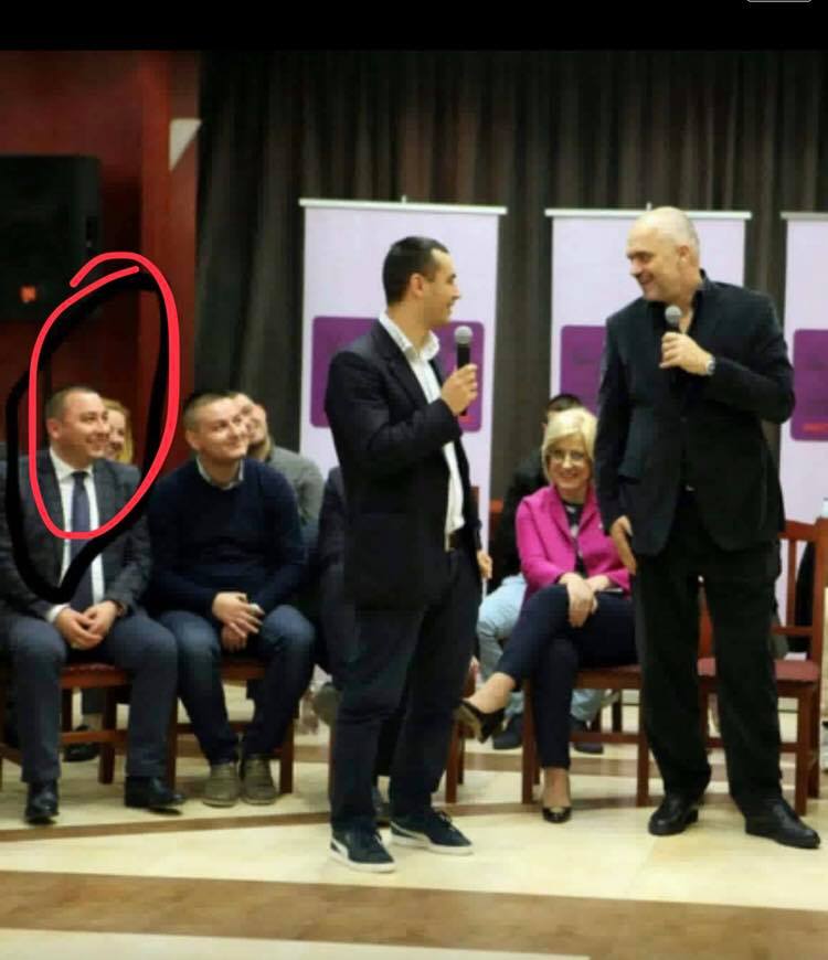 FOTO/ “Elvis Roshi” i dytë shfaqet në PS, ky është kryetari i njësisë me tre emra dhe i dënuar