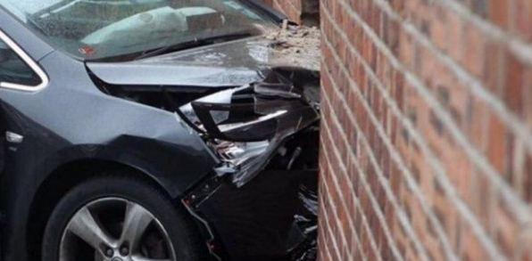 Berat, makina përplaset me murin dhe shtyllën, plagoset rëndë pasagjeri