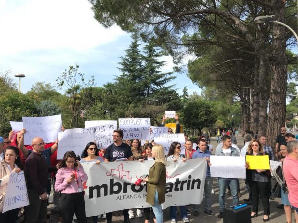 Indiferenca e BE ndaj çështjes së Teatrit, artistët letër komisionerit Hahn