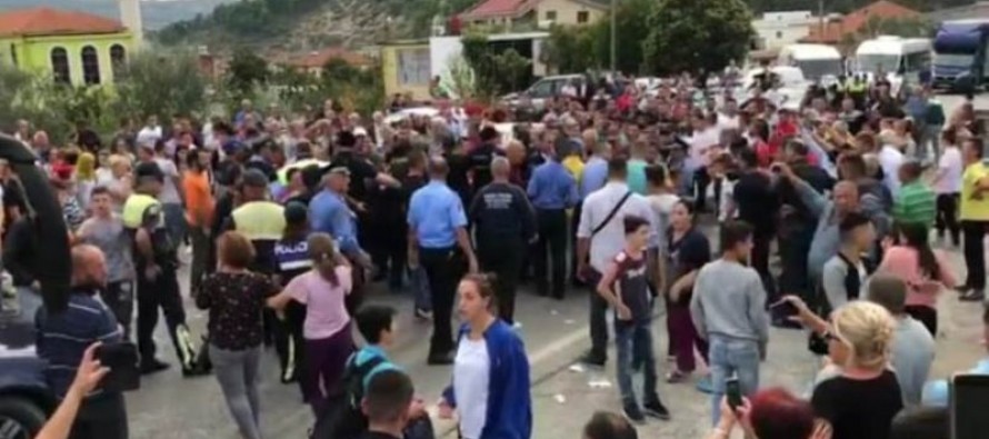 Protesta në Mengël, policia procedon penalisht deputetin e PD dhe disa banorë