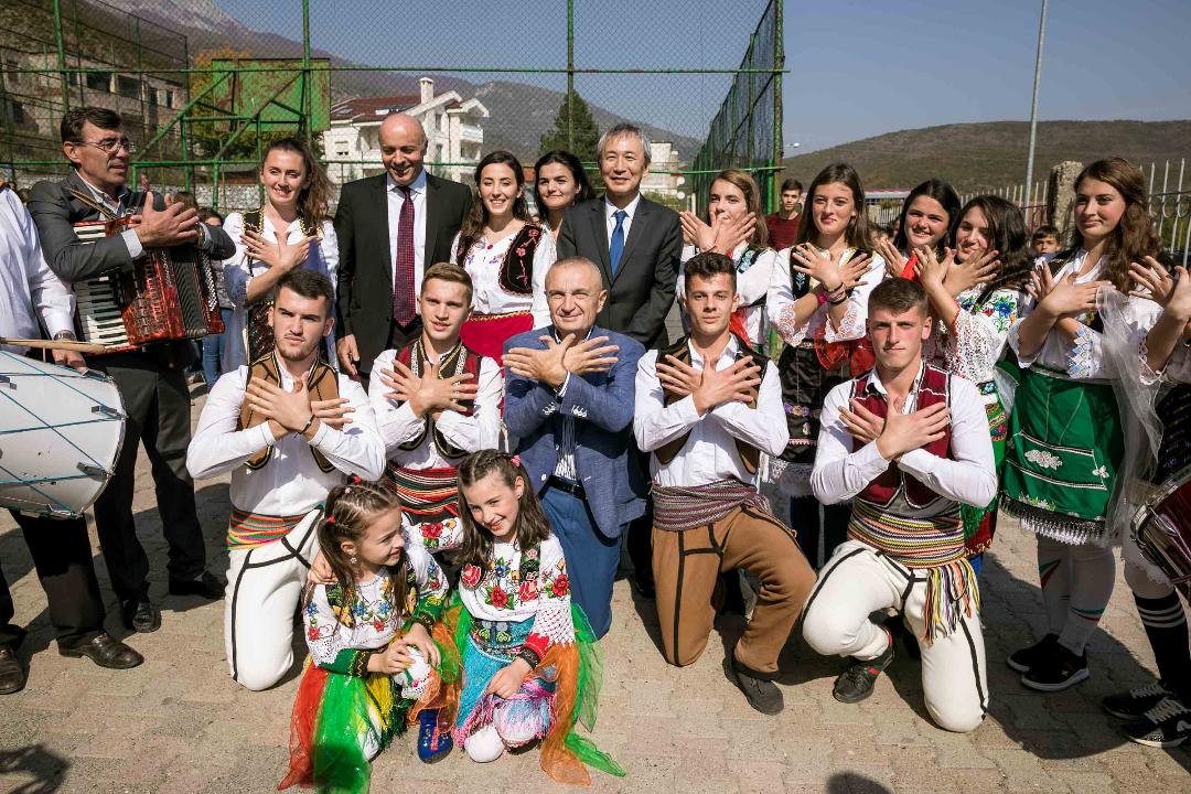 FOTO/Rikonstruksioni i shkollës 9-vjeçare, Meta takon nxënësit në Fierzë