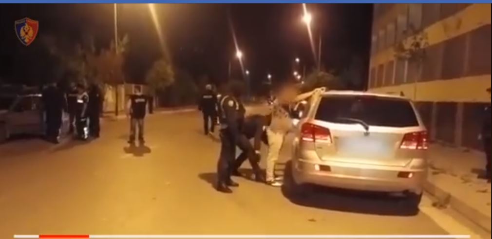 Shiste mina me telekomandë, momente nga arrestimi i 28-vjeçarit në Ebasan