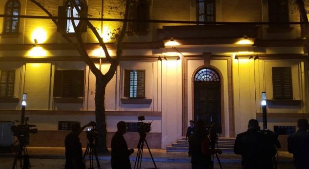 Prej mëse 7 orësh në zyrë, Fatmir Xhafaj nuk del nga Ministria e Brendshme