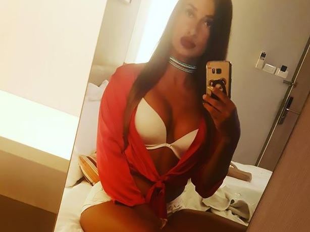 FOTO/Perfekte me linjat e saj trupore, doktoresha që po ‘çmend’ pacientët