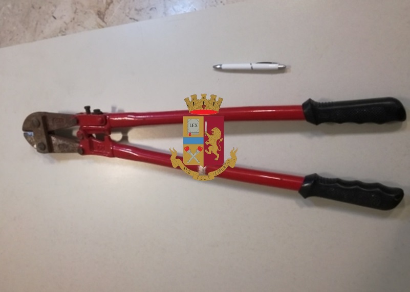 I “armatosur” për të grabitur, shqiptarin e spiunojnë